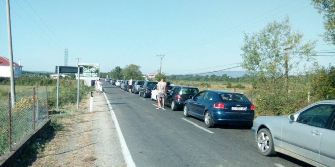 Shqiptarët ikin për fundjavë, 1 km radha në doganën e Muriqanit – Video