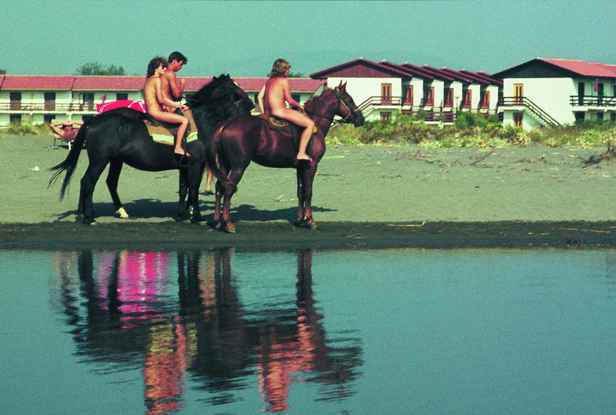 Nudisti na jahanje konja na adu bojanu ulcinj