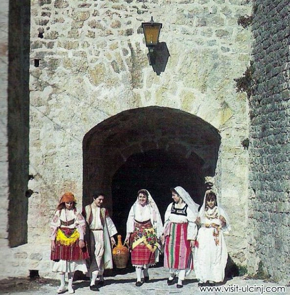 Kostymet e Ulqinit